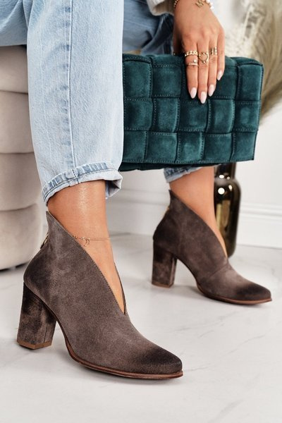 Zamszowe Botki Na Słupku Z Wycięciem Exquisite 1231 Cappuccino