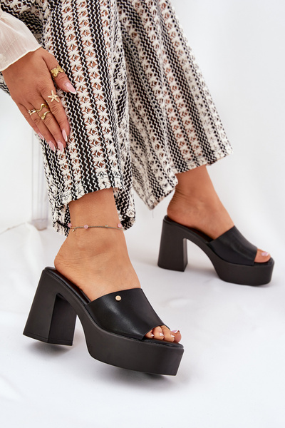 Damskie Klapki Z Eko Skóry Na Słupku I Platformie Czarne Tamirella