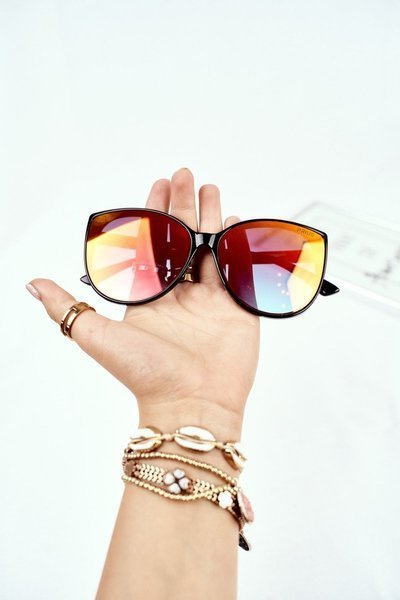 Czarne Okulary Przeciwsłoneczne Prius PR-V26 Czerwone Szkło Brokat