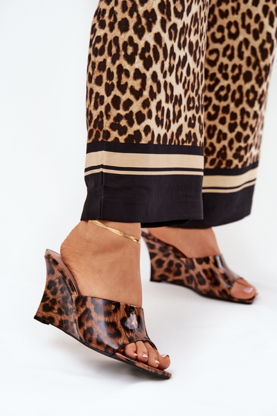 Lakierowane Klapki Damskie Na Koturnie Panterka Brązowe Nelithin